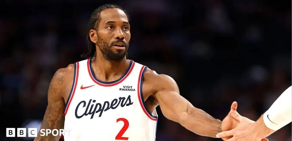 Jugador de Clippers dando la mano durante el partido