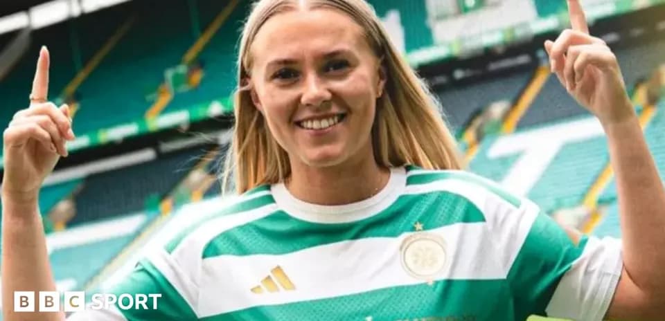 Jugadora de fútbol con camiseta de Celtic en estadio