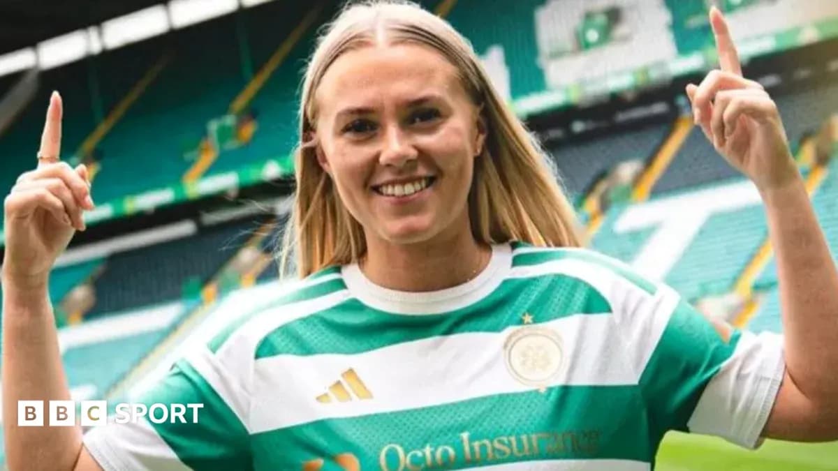 Jugadora de fútbol con camiseta de Celtic en estadio