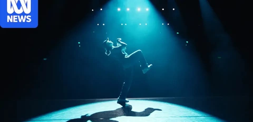 Bailarín en el escenario iluminado por focos