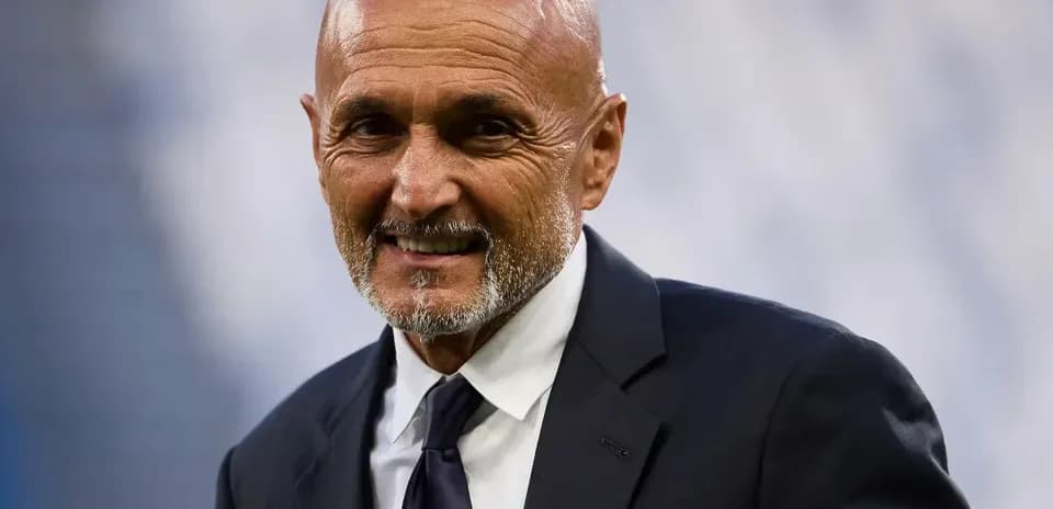 Entrenador sonriendo antes del partido en el estadio