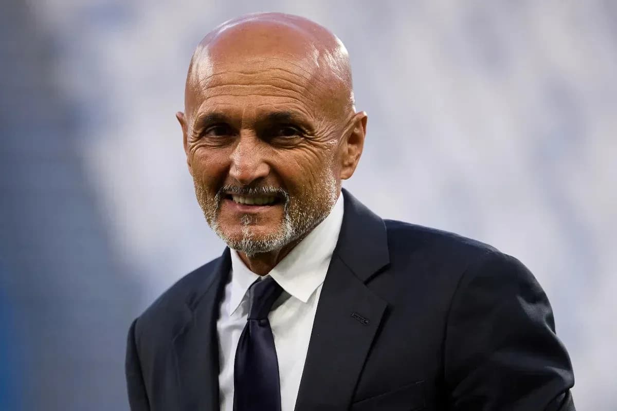 Entrenador sonriendo antes del partido en el estadio