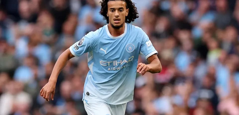 Jugador de Manchester City corriendo durante un partido