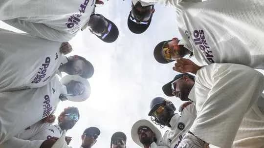 Jugadores de cricket en reunión estratégica antes del partido