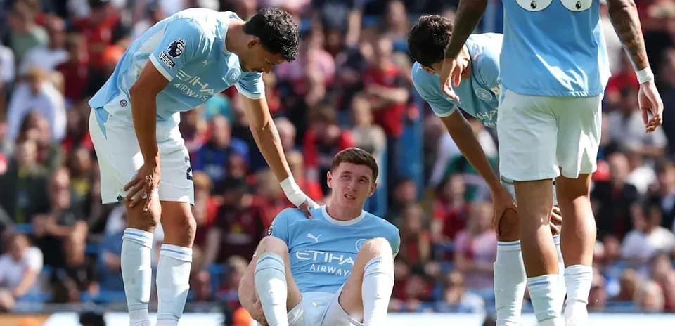 Jugador de Manchester City sentado tras una lesión