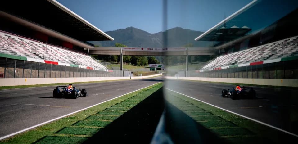 Coche de Fórmula 1 en pista durante prueba