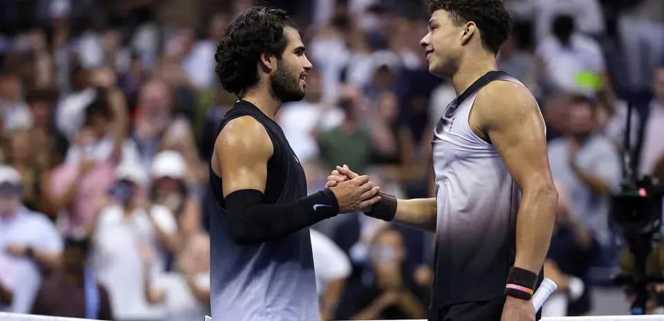 Jugadores dándose la mano tras el partido de tenis