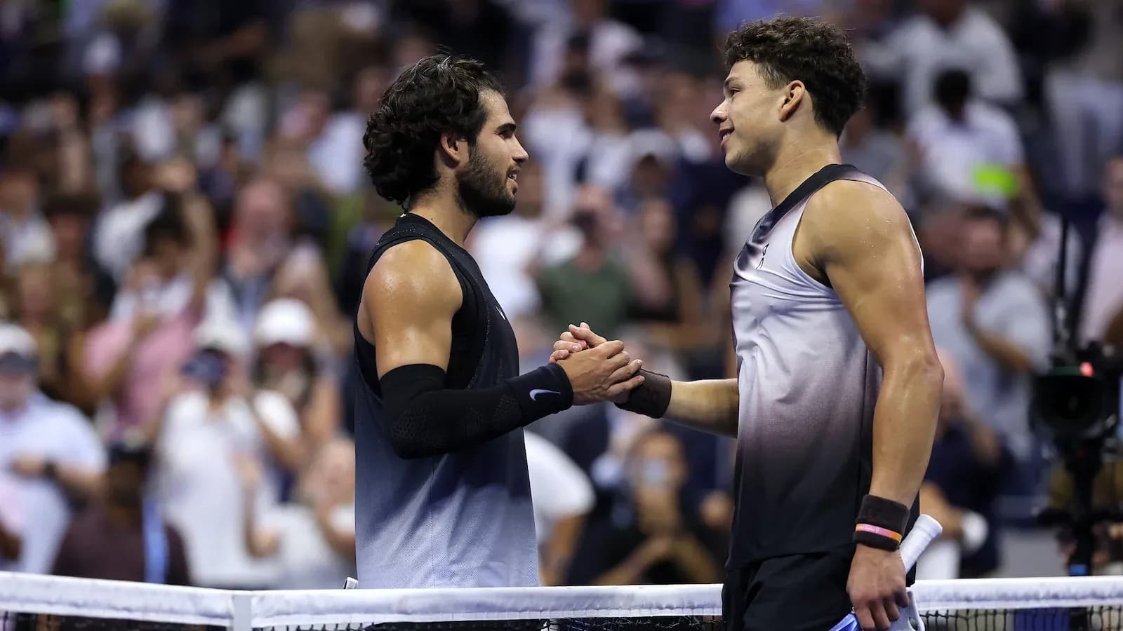 Jugadores dándose la mano tras el partido de tenis