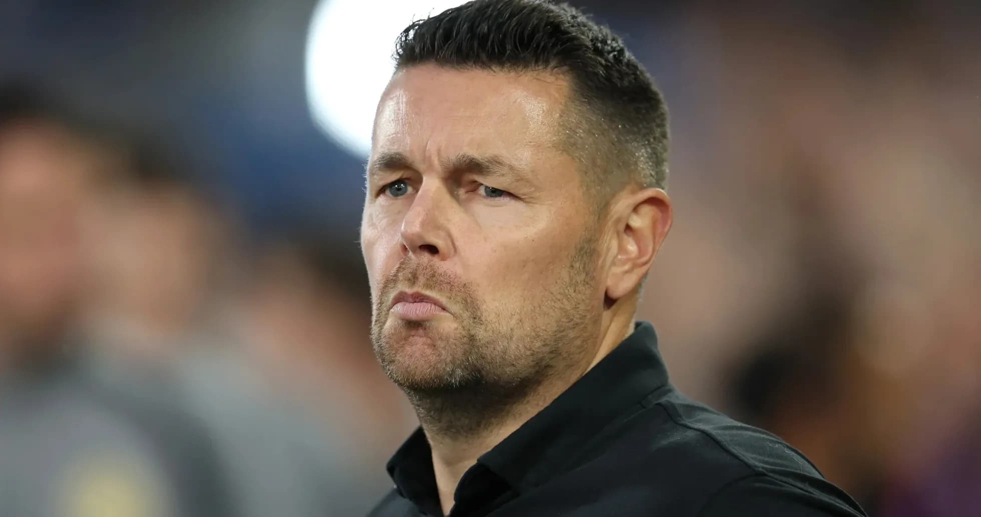 Entrenador observando el partido desde la línea de banda