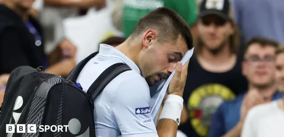 Jugador de tenis limpiándose el sudor en la cancha