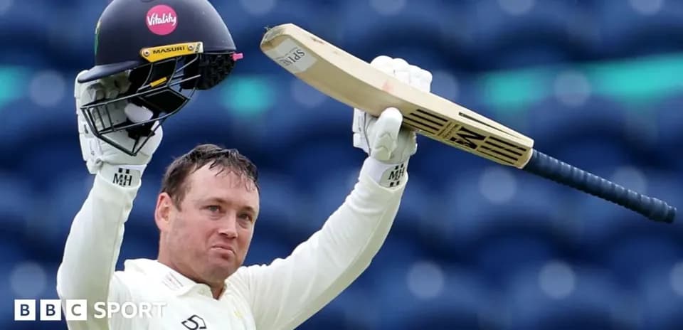 Jugador de cricket levantando casco y bate tras logro