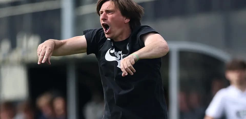 Entrenador animando a su equipo durante el partido