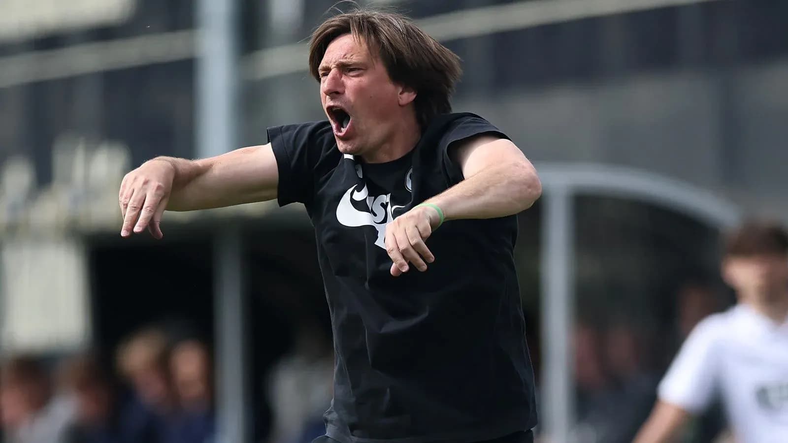 Entrenador animando a su equipo durante el partido