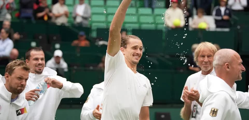 Jugador celebrando con botella de agua en la cancha