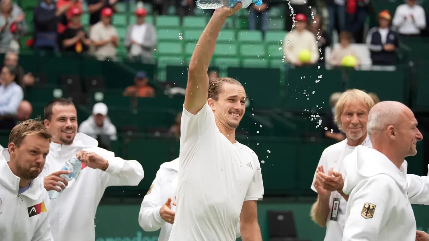 Jugador celebrando con botella de agua en la cancha