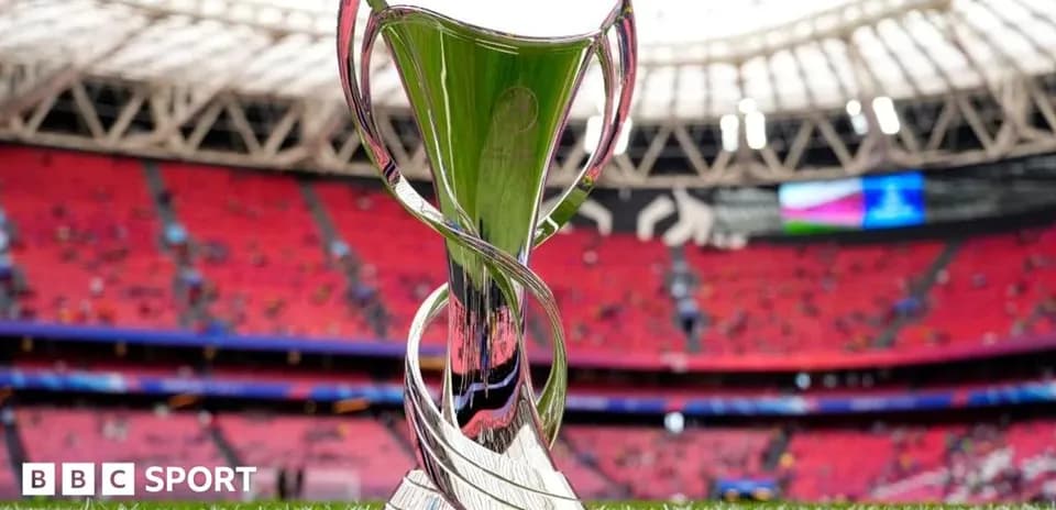 Trofeo en el estadio antes del partido