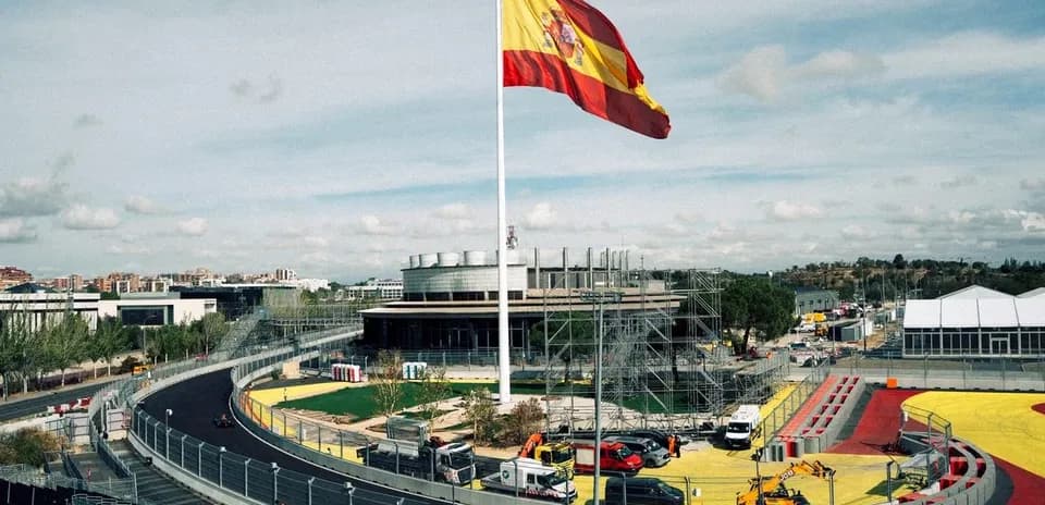 Bandera de España ondeando en circuito de carreras