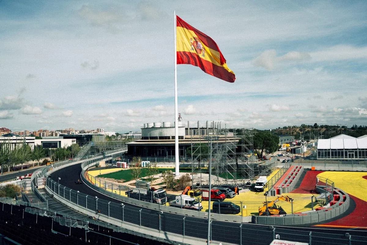 Bandera de España ondeando en circuito de carreras