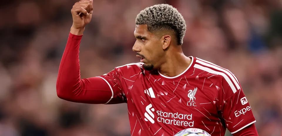 Jugador de Liverpool levantando el pulgar durante partido