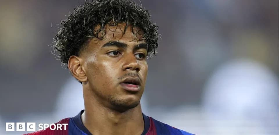 Jugador de Barcelona con camiseta de equipo en primer plano