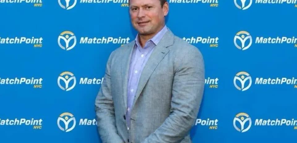 Persona posando frente a fondo de MatchPoint NYC
