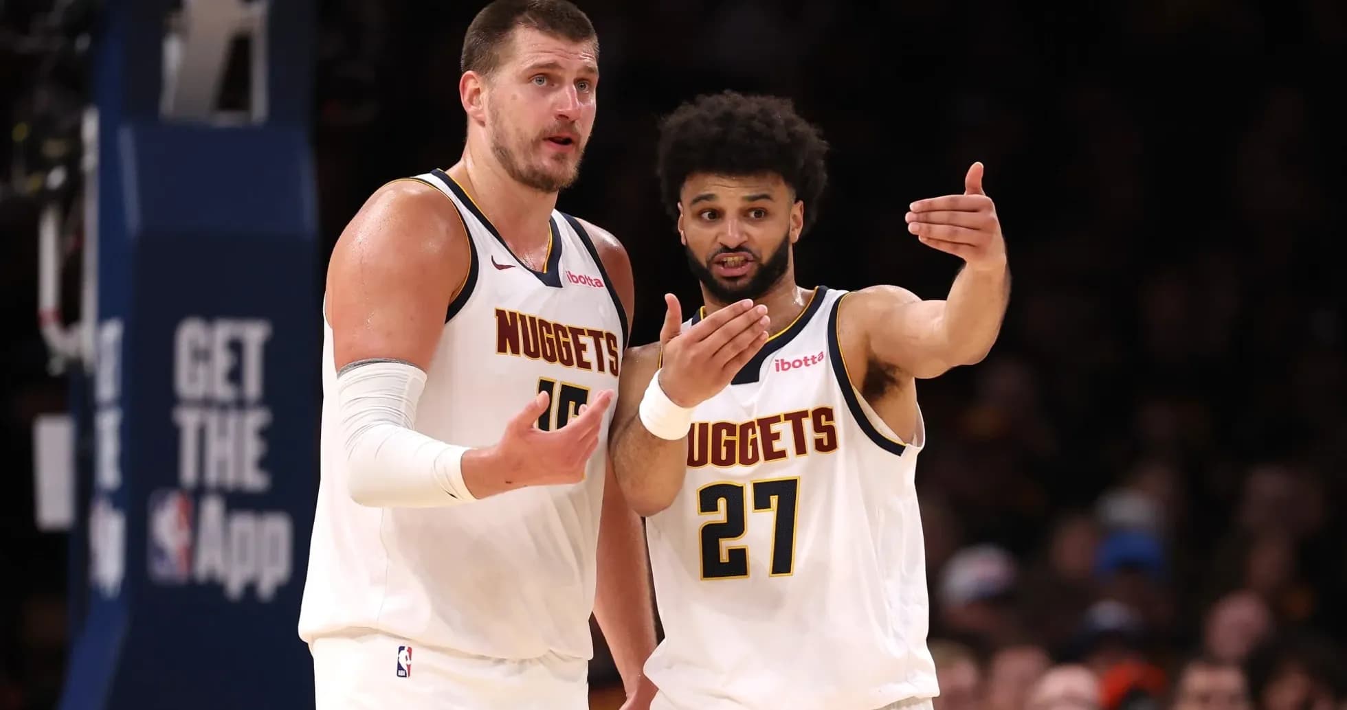 Jugadores de los Nuggets discutiendo en la cancha