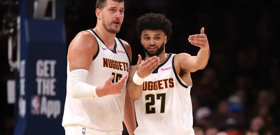 Jugadores de los Nuggets discutiendo en la cancha