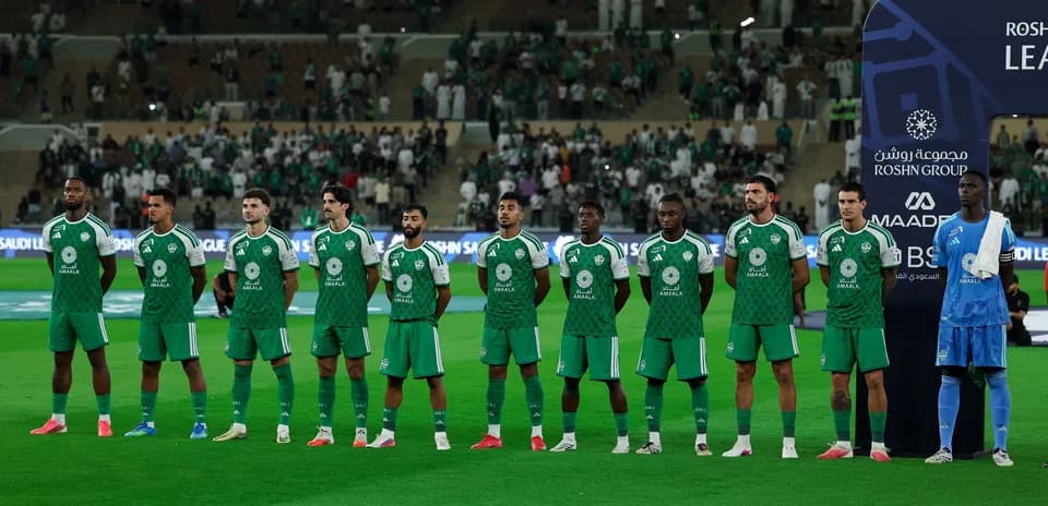 Equipo alineado en el campo antes del partido