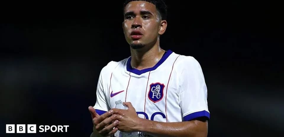 Jugador sosteniendo agua tras el partido