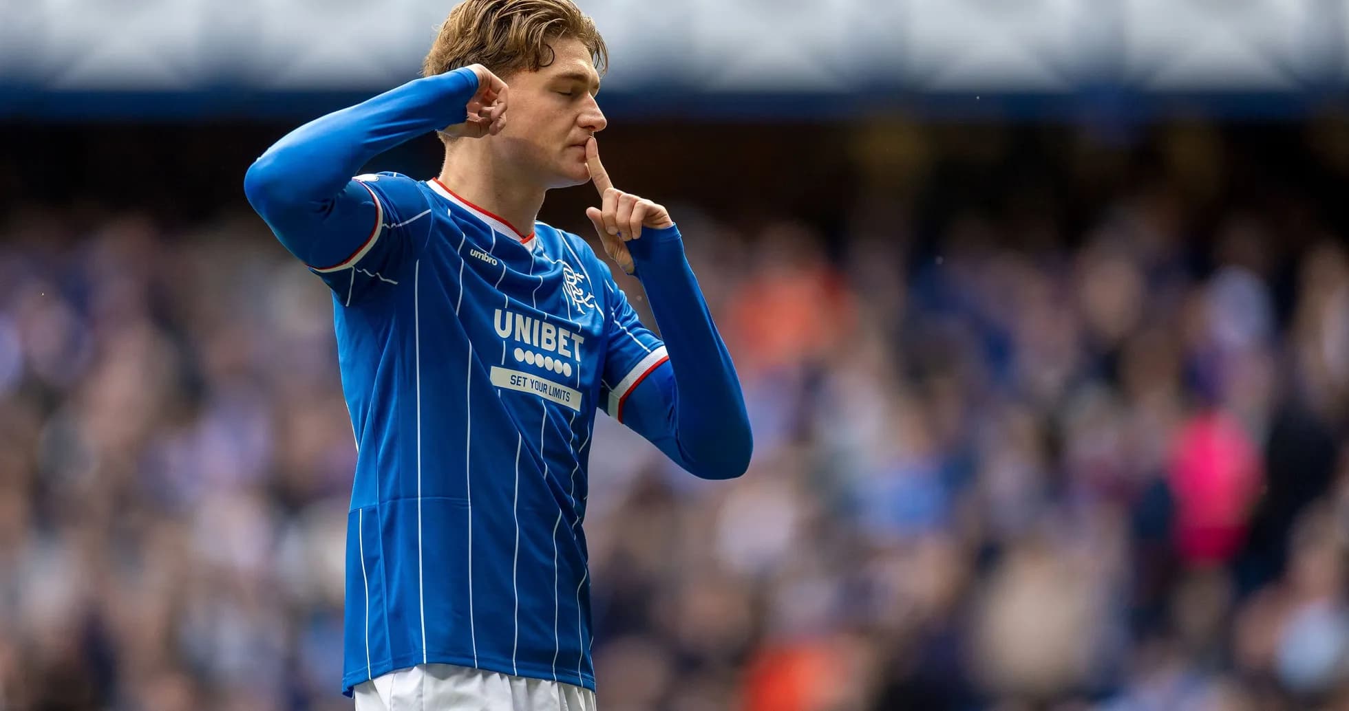 Jugador de Rangers haciendo gesto de silencio en el campo