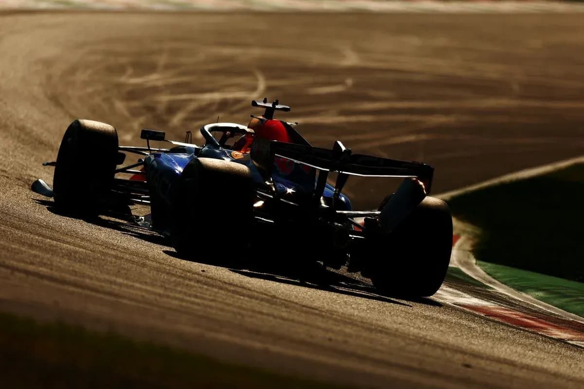 Coche de Fórmula 1 tomando una curva en pista