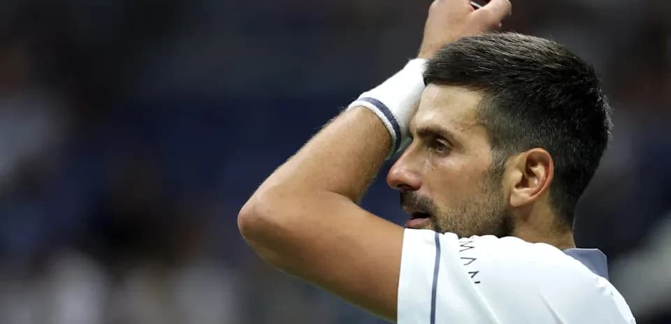 Jugador ajustando la muñequera durante el partido