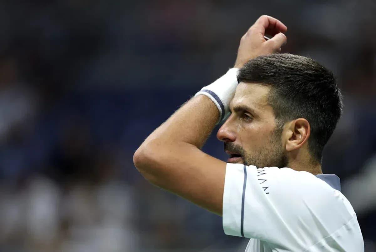 Jugador ajustando la muñequera durante el partido