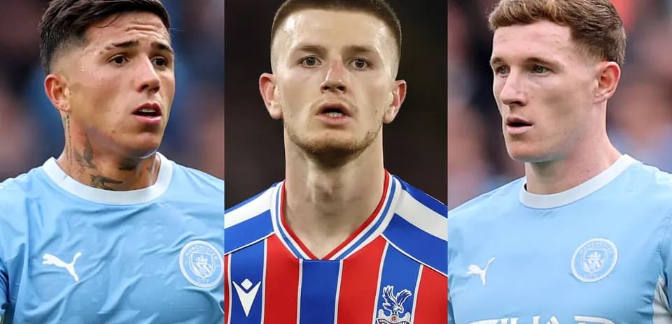 Tres jugadores en uniforme de fútbol durante partido