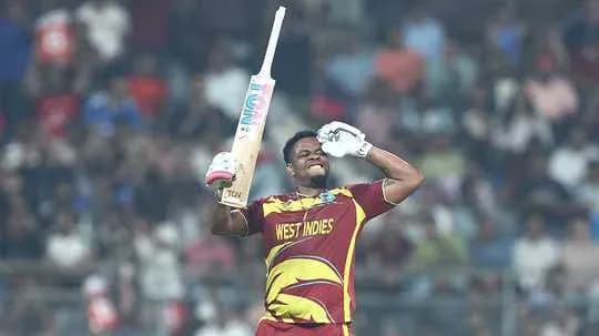 Jugador de cricket celebrando con bate en mano
