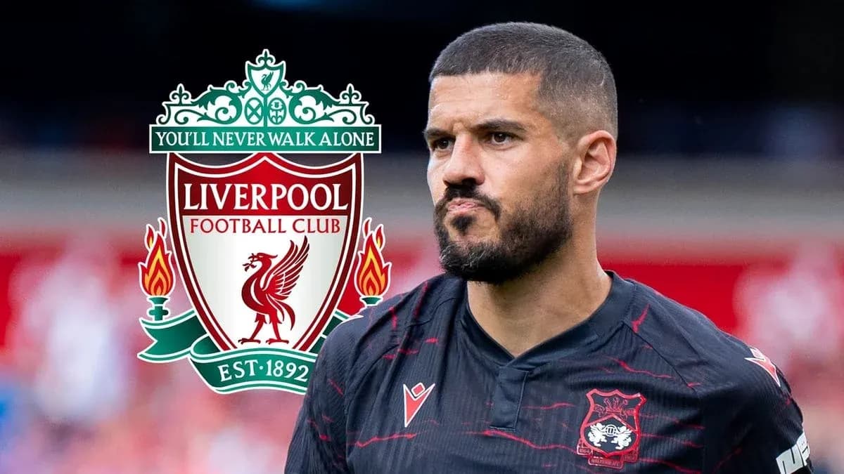 Jugador con camiseta negra frente al logo de Liverpool