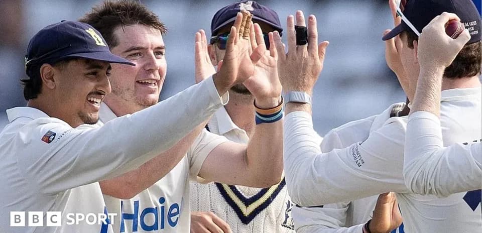 Jugadores de cricket celebrando un wicket juntos