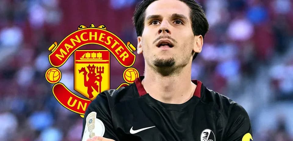 Jugador de fútbol en uniforme con logo de Manchester United