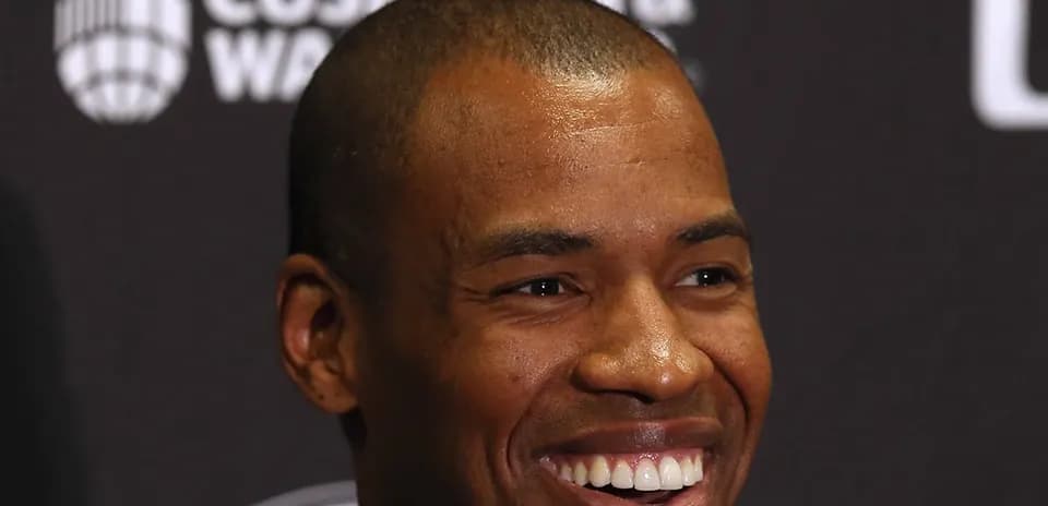Hombre sonriendo en una conferencia de prensa
