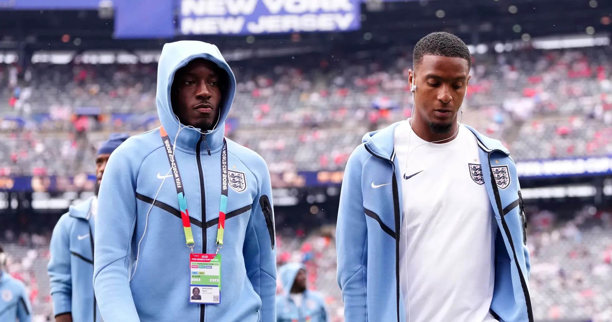 Jugadores de Inglaterra entrando al estadio antes del partido