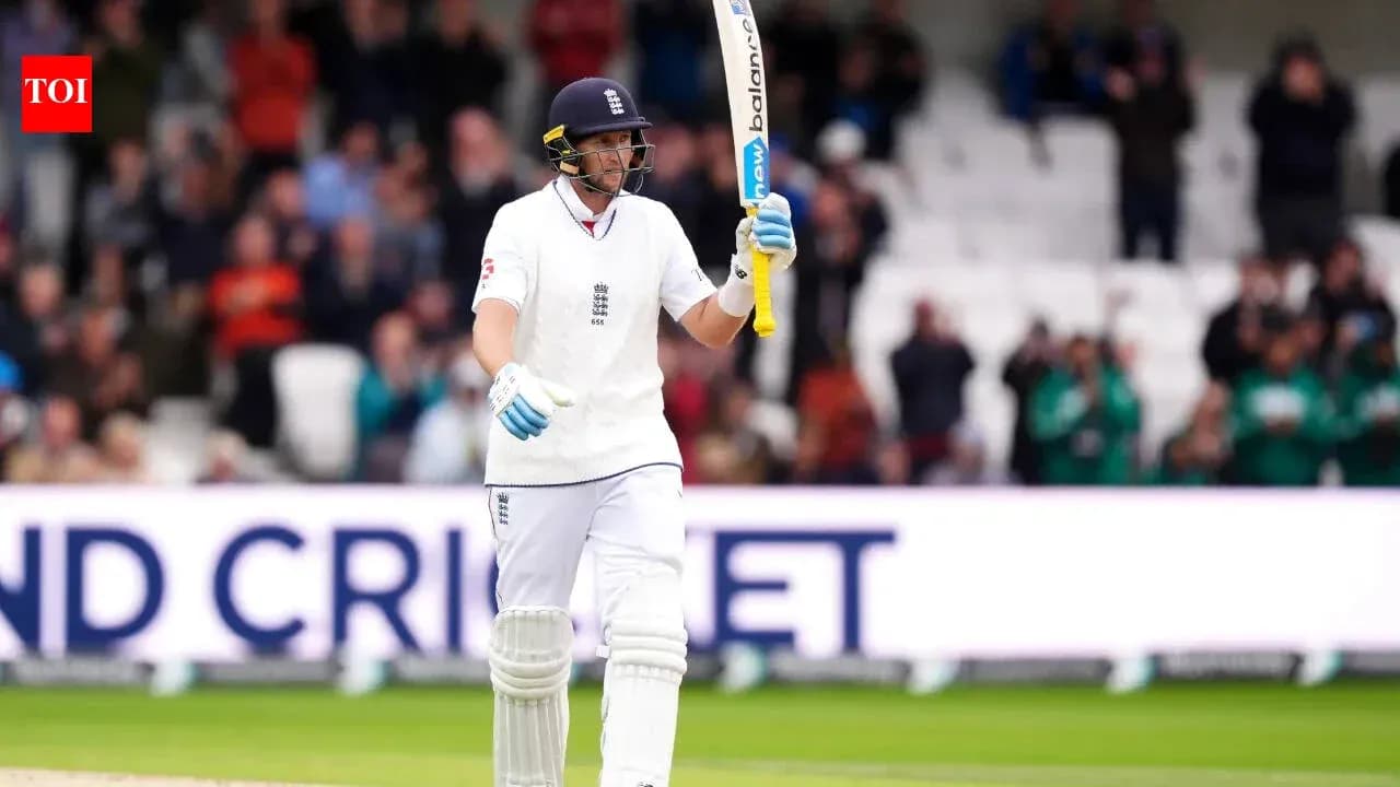 Jugador de cricket de Inglaterra saludando al público