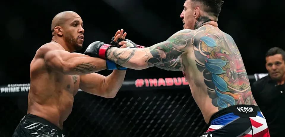 Luchadores intercambiando golpes en combate de MMA
