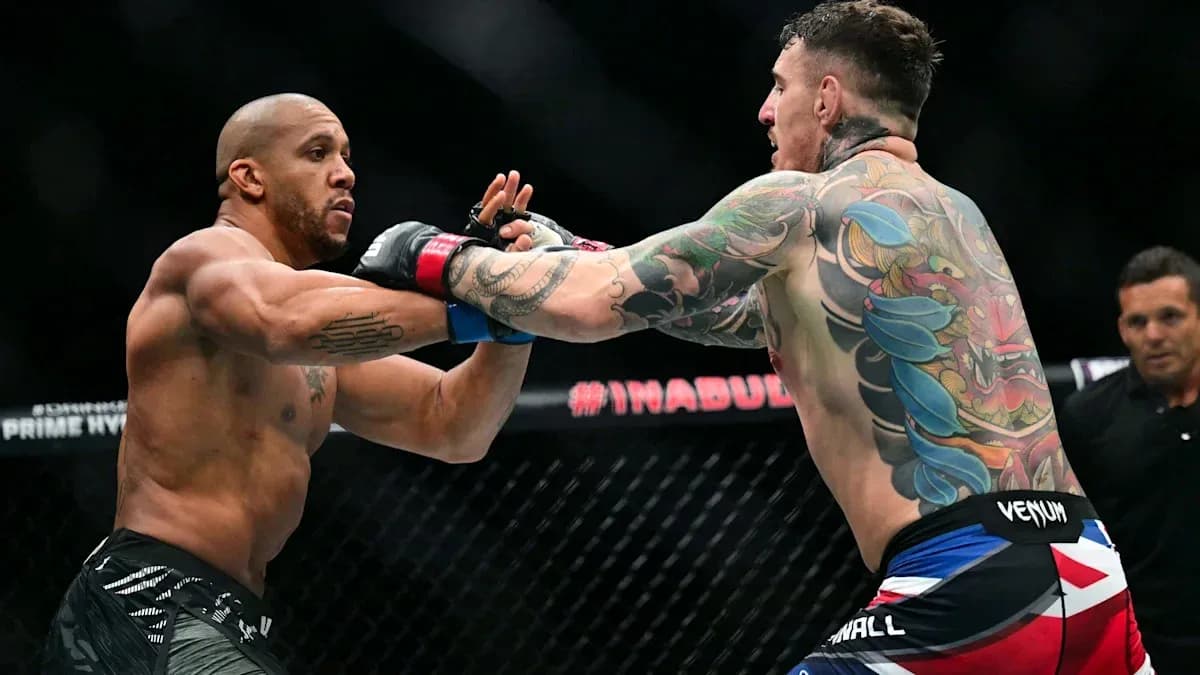 Luchadores intercambiando golpes en combate de MMA