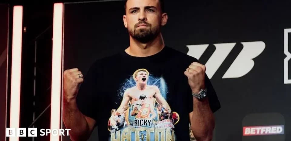 Boxeador posando con puños en conferencia de prensa