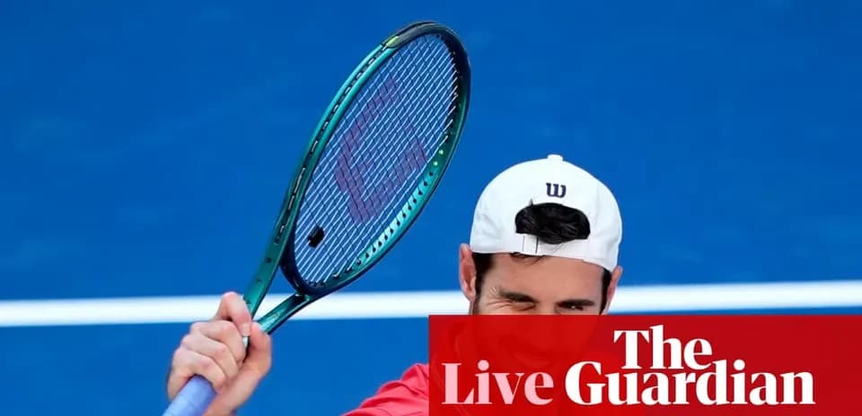 Jugador de tenis levantando la raqueta en cancha