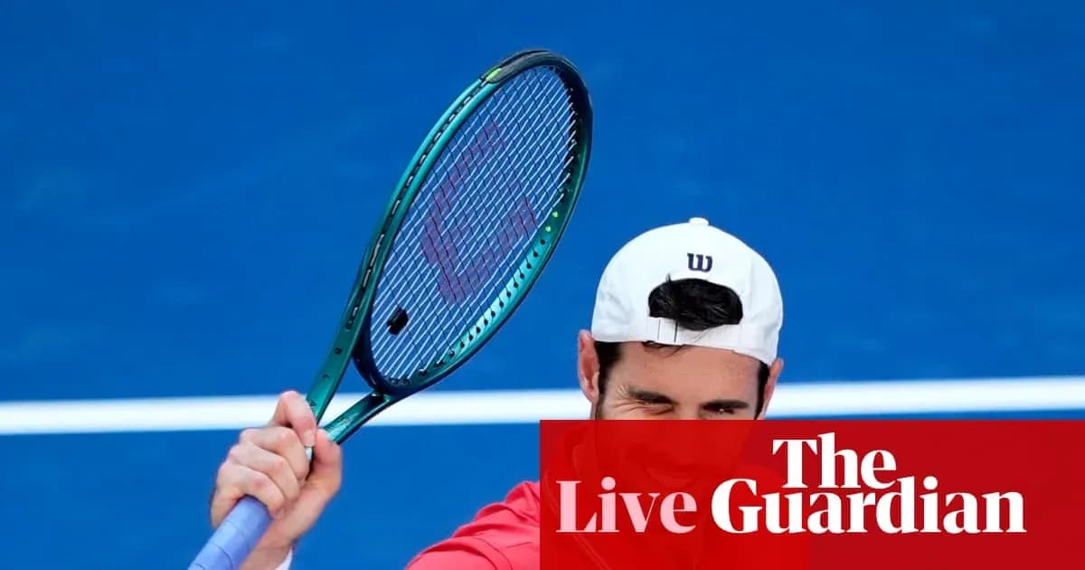 Jugador de tenis levantando la raqueta en cancha