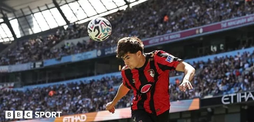 Jugador de Bournemouth cabeceando el balón en el estadio