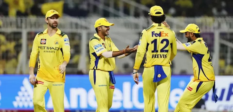 Jugadores de Chennai Super Kings celebrando en el campo