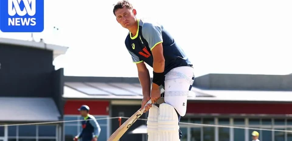 Jugador de cricket posando con bate en entrenamiento