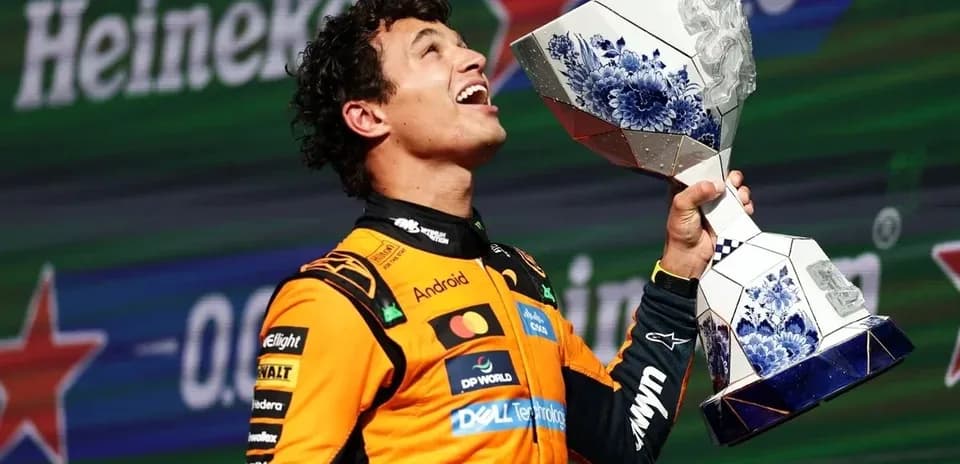 Piloto sosteniendo trofeo en ceremonia de premiación